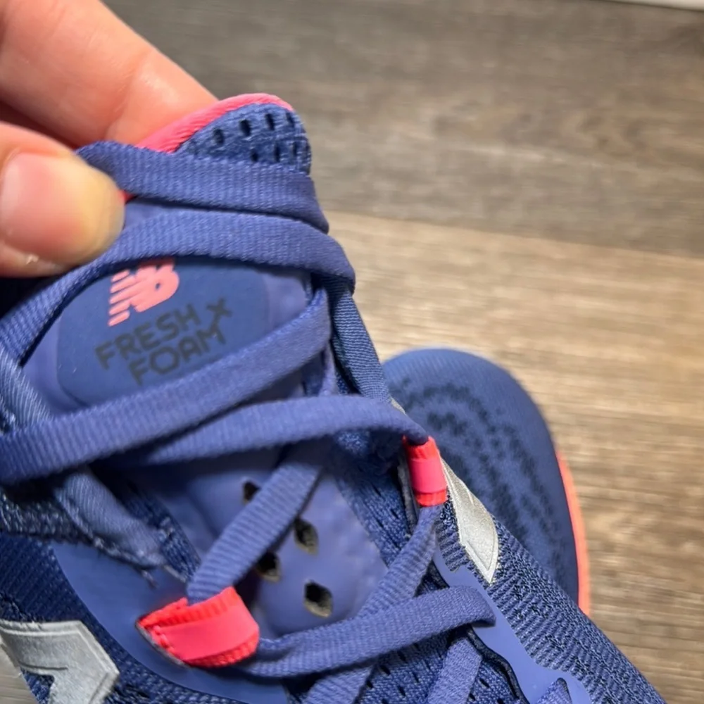 New Balance fresh foam Navy Running Shoes woman’s size 8.5 (b211)